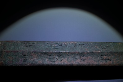 Une &eacute;p&eacute;e en bronze, Chine, &eacute;poque des Royaumes Combattants (475-221 a.C.) ou apr&egrave;s
