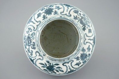 Un vase aux ph&eacute;nix en porcelaine de Chine bleu et blanc, Dynastie Ming