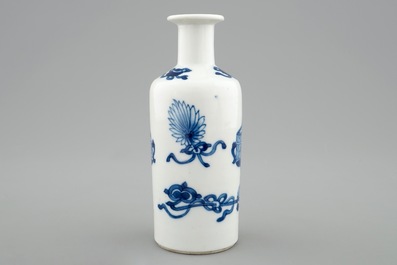 Een klein Chinees blauw-wit rouleau vaasje, Kangxi