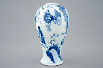 Un vase en porcelaine de Chine bleu et blanc, Kangxi
