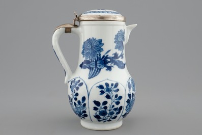 Une verseuse couverte en porcelaine de Chine bleu et blanc mont&eacute;e d'argent, Kangxi