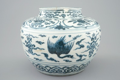 Un vase aux ph&eacute;nix en porcelaine de Chine bleu et blanc, Dynastie Ming