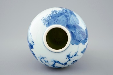 Un vase en porcelaine de Chine bleu et blanc, Kangxi