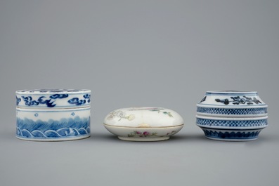 A lot of 3 Chinese blue, white and famille rose boxes with covers, 19th C.