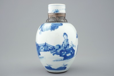 Une bo&icirc;te &agrave; th&eacute; en porcelaine de Chine bleu et blanc mont&eacute;e en argent, Kangxi