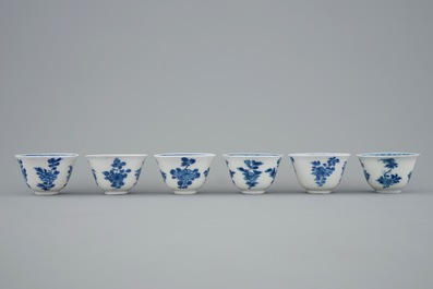Een set van zes Chinese blauw-witte kop en schotels, Kangxi