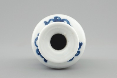 Een klein Chinees blauw-wit rouleau vaasje, Kangxi