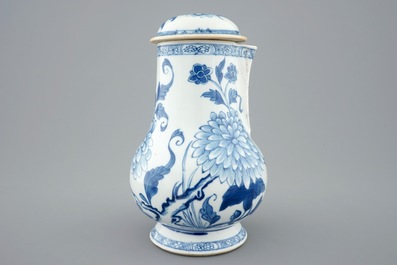 Een blauw-witte Chinese kan met deksel, Kangxi