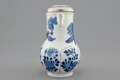 Une verseuse couverte en porcelaine de Chine bleu et blanc mont&eacute;e d'argent, Kangxi