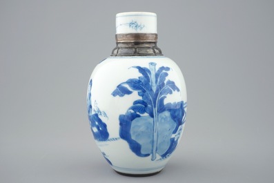 Une bo&icirc;te &agrave; th&eacute; en porcelaine de Chine bleu et blanc mont&eacute;e en argent, Kangxi