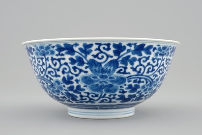 Een Chinese blauw-witte kom met pioenrozen, Qianlong merk en periode