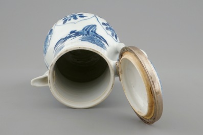 Une verseuse couverte en porcelaine de Chine bleu et blanc mont&eacute;e d'argent, Kangxi