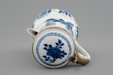 Une verseuse couverte en porcelaine de Chine bleu et blanc mont&eacute;e d'argent, Kangxi
