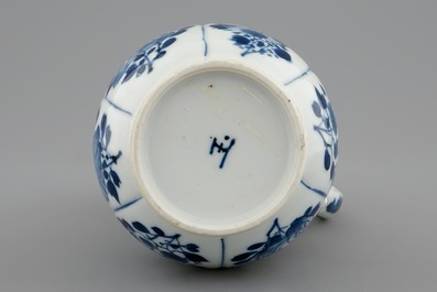 Une verseuse couverte en porcelaine de Chine bleu et blanc mont&eacute;e d'argent, Kangxi