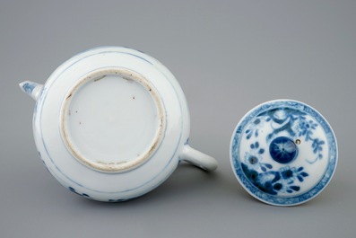 A Chinese blue and white teapot and cover, Yongzheng, 1723-1735