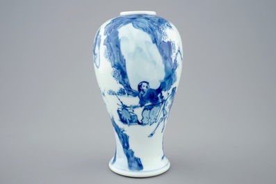 Un vase en porcelaine de Chine bleu et blanc, Kangxi