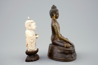 Un mod&egrave;le de Bouddha assis en bronze dor&eacute; et un gar&ccedil;on en ivoire sculpt&eacute;, Chine, 19&egrave;me