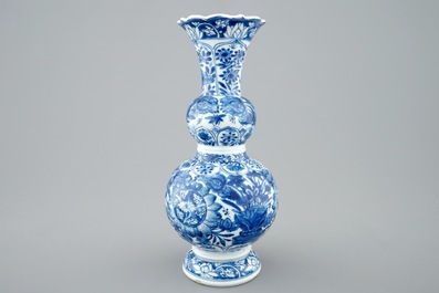 Un vase de forme double gourde en porcelaine de Chine bleu et blanc aux papillons, Kangxi