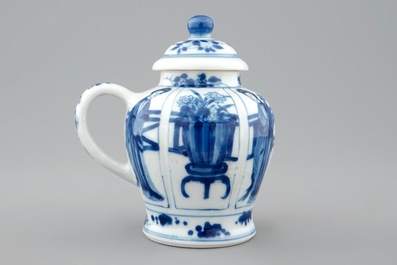 Een Chinees blauw-wit mosterdpotje met deksel, Kangxi