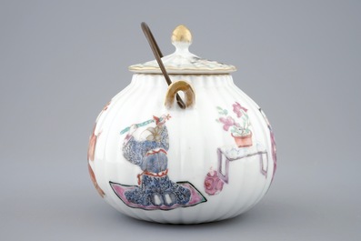 Een Chinese famille rose theepot met deksel, 19e eeuw