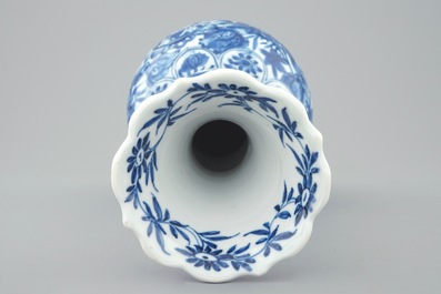 Un vase de forme double gourde en porcelaine de Chine bleu et blanc aux papillons, Kangxi