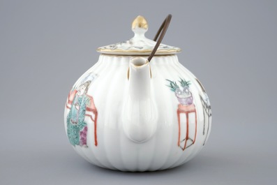 Een Chinese famille rose theepot met deksel, 19e eeuw