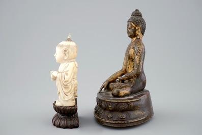 Un mod&egrave;le de Bouddha assis en bronze dor&eacute; et un gar&ccedil;on en ivoire sculpt&eacute;, Chine, 19&egrave;me