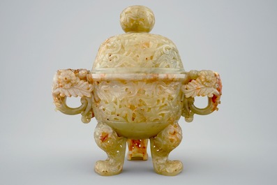 Un br&ucirc;le-parfum et son couvercle en jade vert jaun&acirc;tre sculpt&eacute;, 19&egrave;me