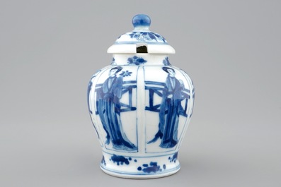 Een Chinees blauw-wit mosterdpotje met deksel, Kangxi
