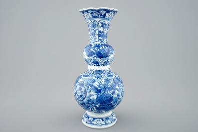 Un vase de forme double gourde en porcelaine de Chine bleu et blanc aux papillons, Kangxi