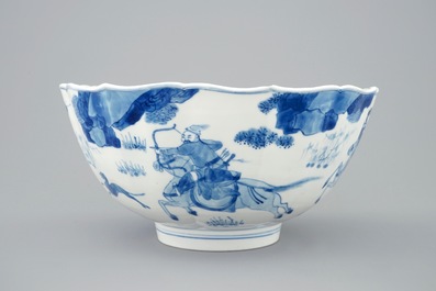Un bol en porcelaine de Chine bleu et blanc &agrave; d&eacute;cor de cavaliers, Kangxi