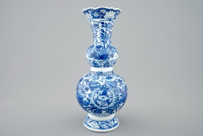 Un vase de forme double gourde en porcelaine de Chine bleu et blanc aux papillons, Kangxi