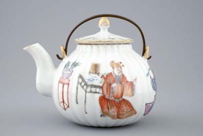 Een Chinese famille rose theepot met deksel, 19e eeuw