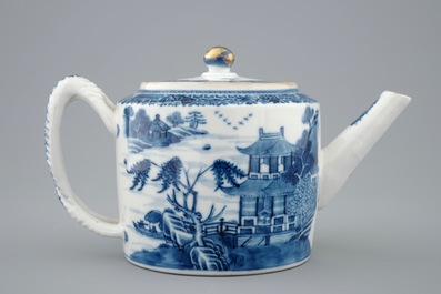 A Chinese blue and white teapot and cover, Qianlong, 18th C.