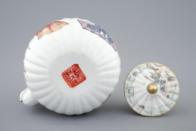 Een Chinese famille rose theepot met deksel, 19e eeuw