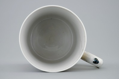 A Chinese famille rose mandarin mug, Qianlong, 18th C.