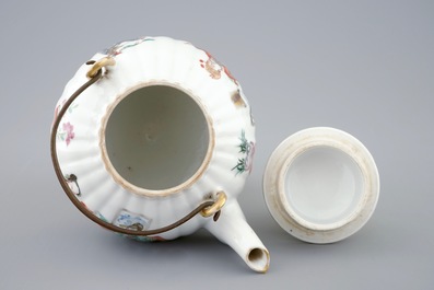Een Chinese famille rose theepot met deksel, 19e eeuw