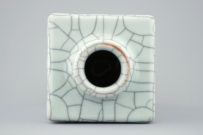Un vase de forme cong en porcelaine &agrave; gla&ccedil;ure de type ge, Chine, 19/20&egrave;me