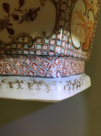 Een paar hexagonale Chinese famille rose dekselvazen met mandarijns decor, 18e eeuw
