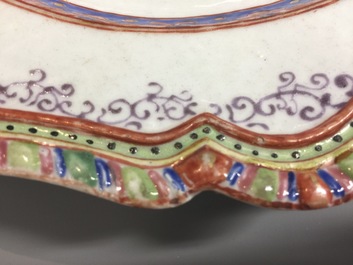 Een ovale Chinese famille rose schotel met decor voor de Engelse markt, 18e eeuw
