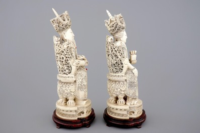 Une grande paire de figures d'empereurs sur thr&ocirc;nes en ivoire, Chine, vers 1900