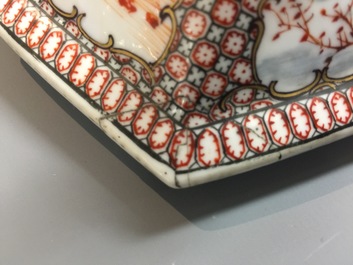 Een paar hexagonale Chinese famille rose dekselvazen met mandarijns decor, 18e eeuw