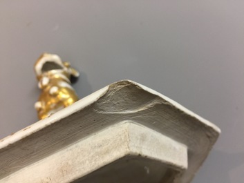 Een paar hexagonale Chinese famille rose dekselvazen met mandarijns decor, 18e eeuw