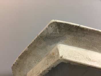 Een paar hexagonale Chinese famille rose dekselvazen met mandarijns decor, 18e eeuw