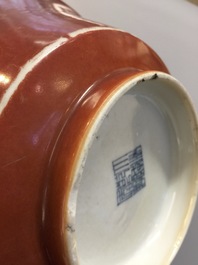 Een Chinees monochrome koraalrode kom met goudophoging, 18/19e eeuw