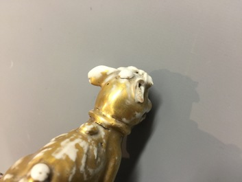 Een paar hexagonale Chinese famille rose dekselvazen met mandarijns decor, 18e eeuw