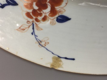 Een uitzonderlijk grote Chinese verte-Imari schotel met ruiters, Kangxi
