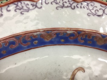 Een ovale Chinese famille rose schotel met decor voor de Engelse markt, 18e eeuw