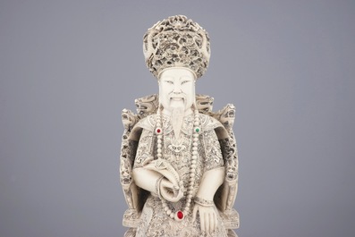 Une grande paire de figures d'empereurs sur thr&ocirc;nes en ivoire, Chine, vers 1900