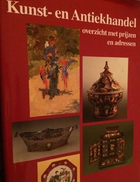 Un vase aux dragons en porcelaine de Chine bleu, blanc et rouge, Kangxi